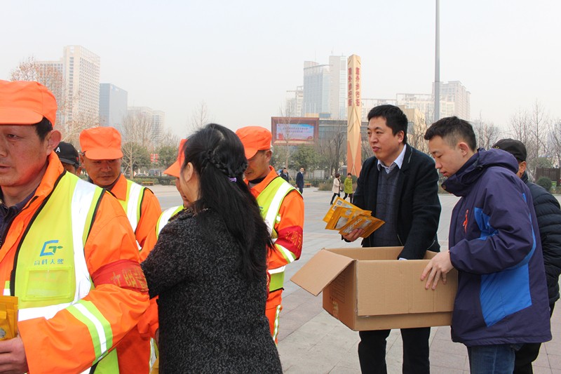 陕西跳高高试玩集团开展“关爱环卫工人●暖心送口罩”公益活动