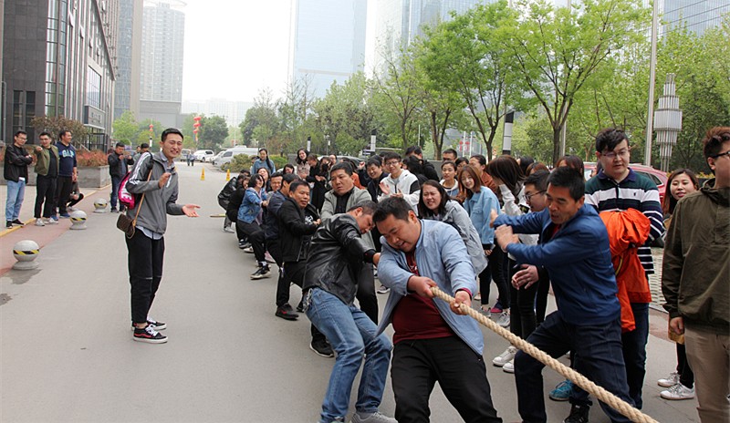 陕西跳高高试玩集团工会组织举行春季拔河角逐