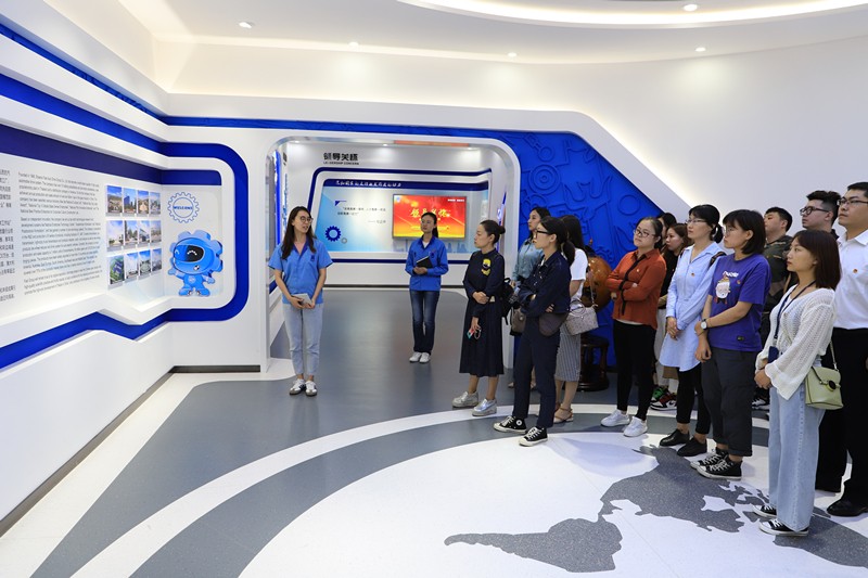 陕西跳高高试玩集团团委到法士特集团旅行学习