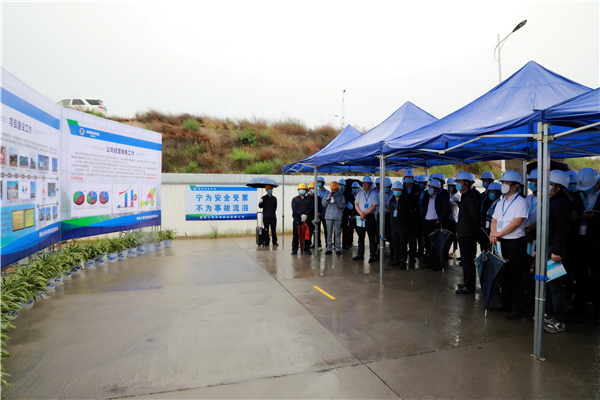 陕西跳高高试玩集团复工复产促增添项目观摩聚会与会职员走进大秦国源三秦跳高高试玩秦邦园区在榆项目