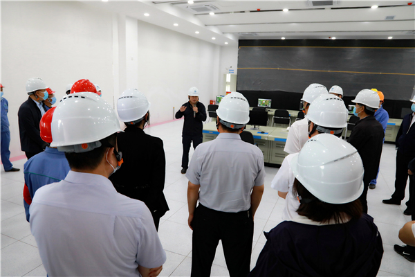 陕西跳高高试玩集团复工复产促增添项目观摩聚会与会职员走进大秦国源三秦跳高高试玩秦邦园区在榆项目