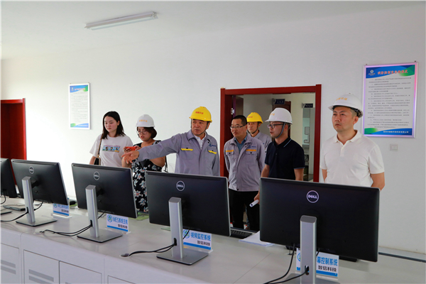 中省媒体采访团到陕西跳高高试玩集团陕北片区重点项目集中采访