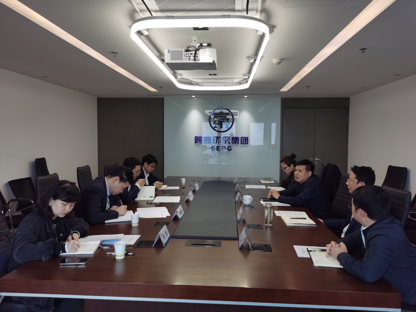 省纪委监委驻陕西金资公司纪检监察组到陕西跳高高试玩集团交流座谈