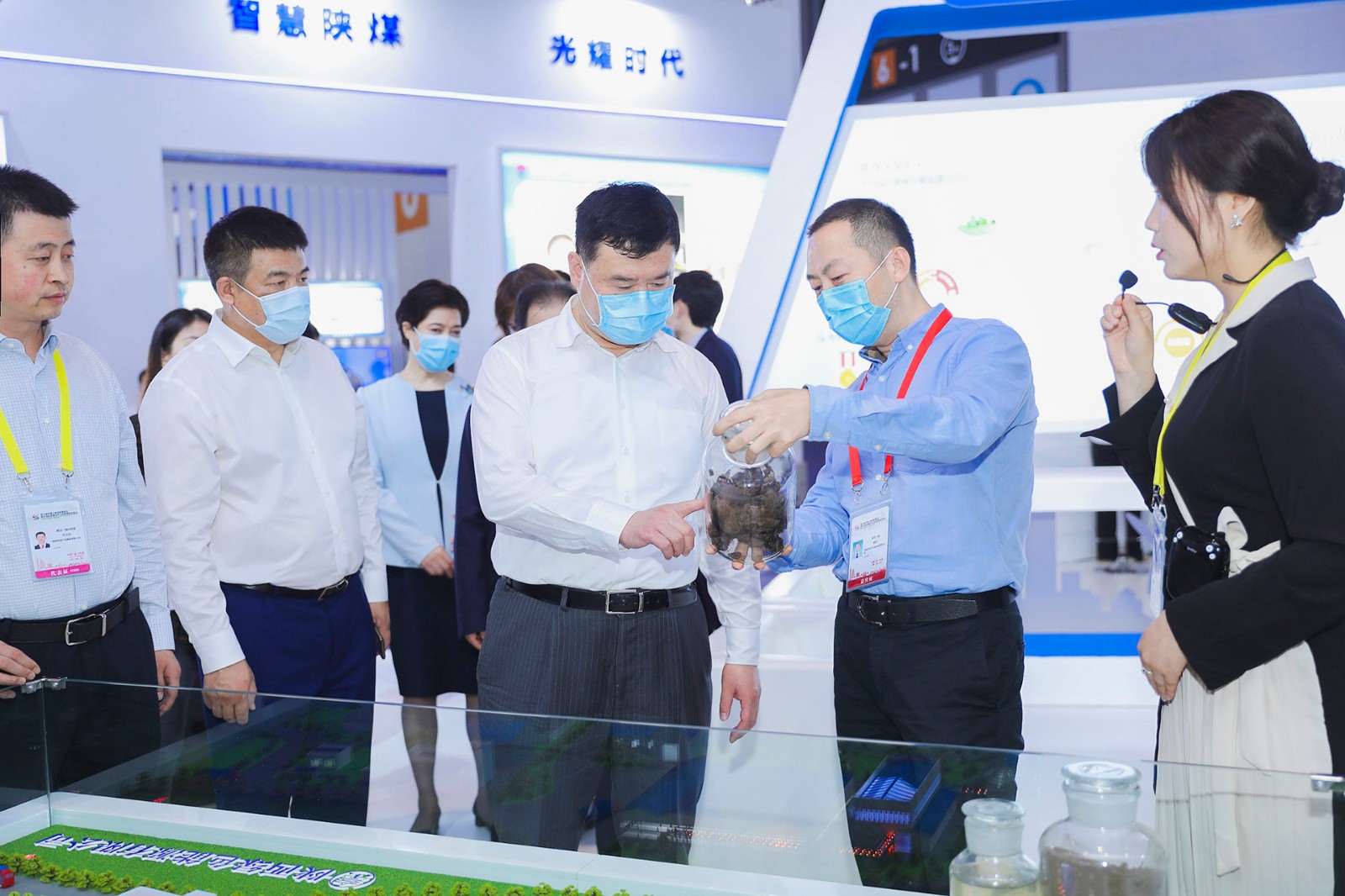 副省长魏建锋莅临陕西跳高高试玩集团丝博会展区巡展
