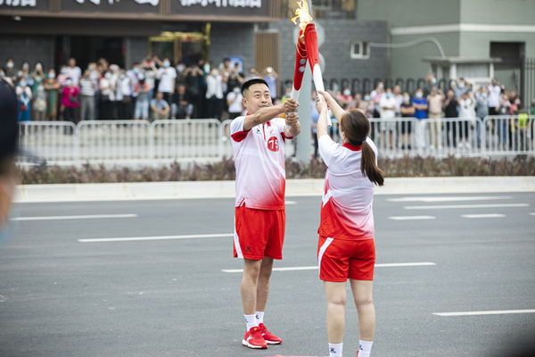 自满！陕西跳高高试玩集团职工王玮加入十四运会火炬转达！