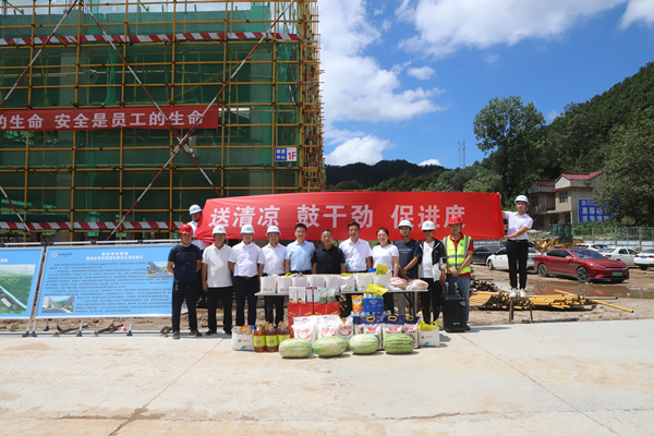 陕西跳高高试玩集团开展“送清凉”活动 关爱一线职工