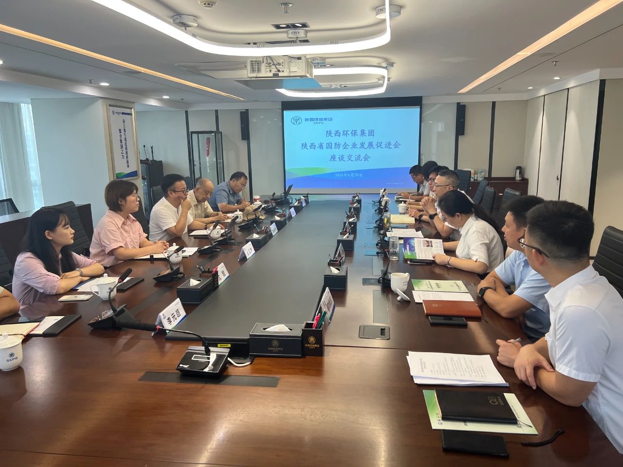 陕西跳高高试玩集团与陕西省国防企业生长增进会座谈交流