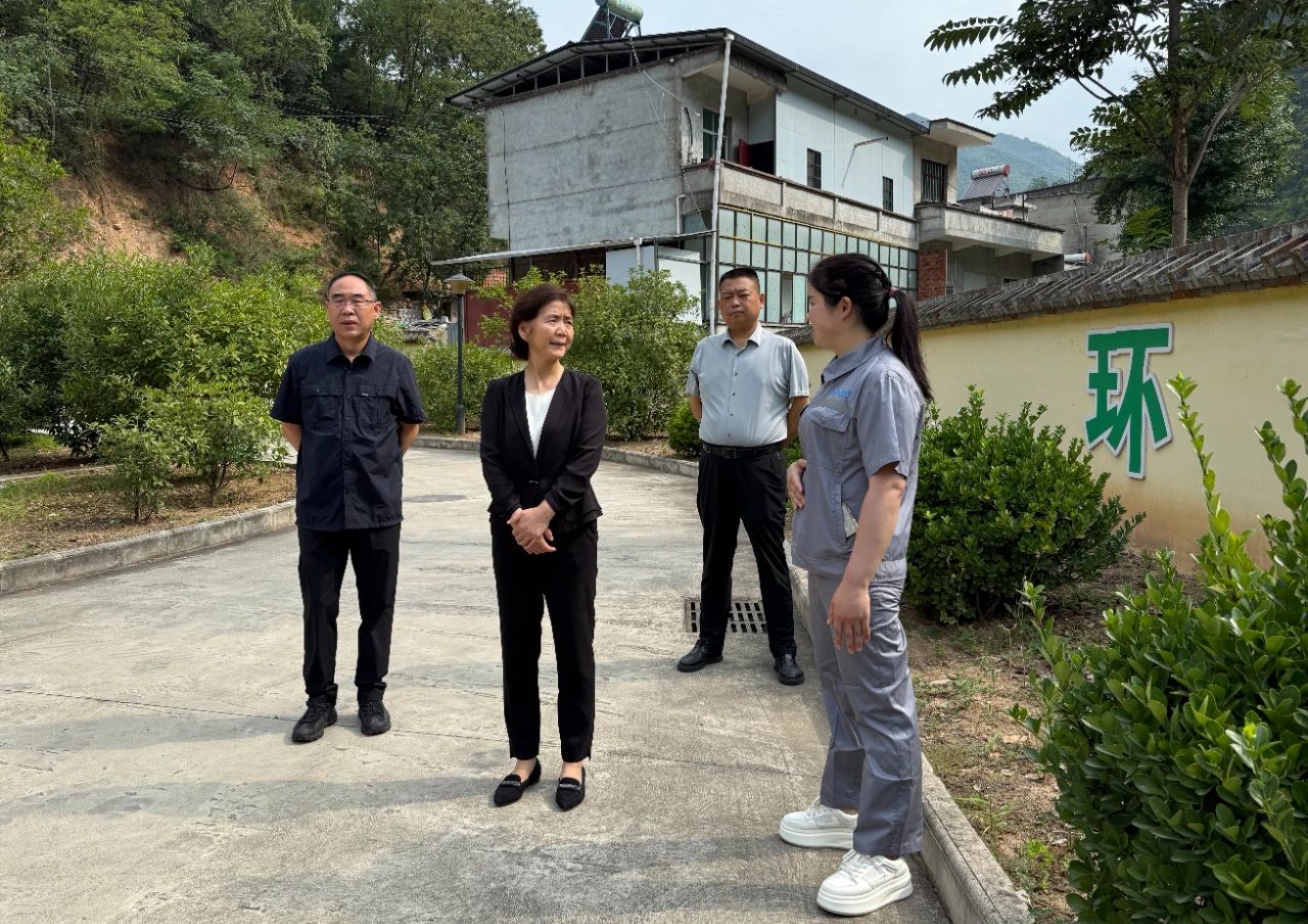 省总工会赴陕西跳高高试玩集团水情形公司项目一线开展“夏送清凉”慰问活动